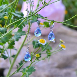 Šperky Kapky štěstí mi připomínají malý vesmír zachycený ve skle. Jsou světle fialové, s perletí a tak krásně se lesknou....