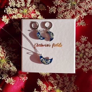 K náhrdelníku Měsíc jsem udělala také náušničky. Nesou v sobě plno kvítků mrkve, která v létě roste všude kolem nás. Už...